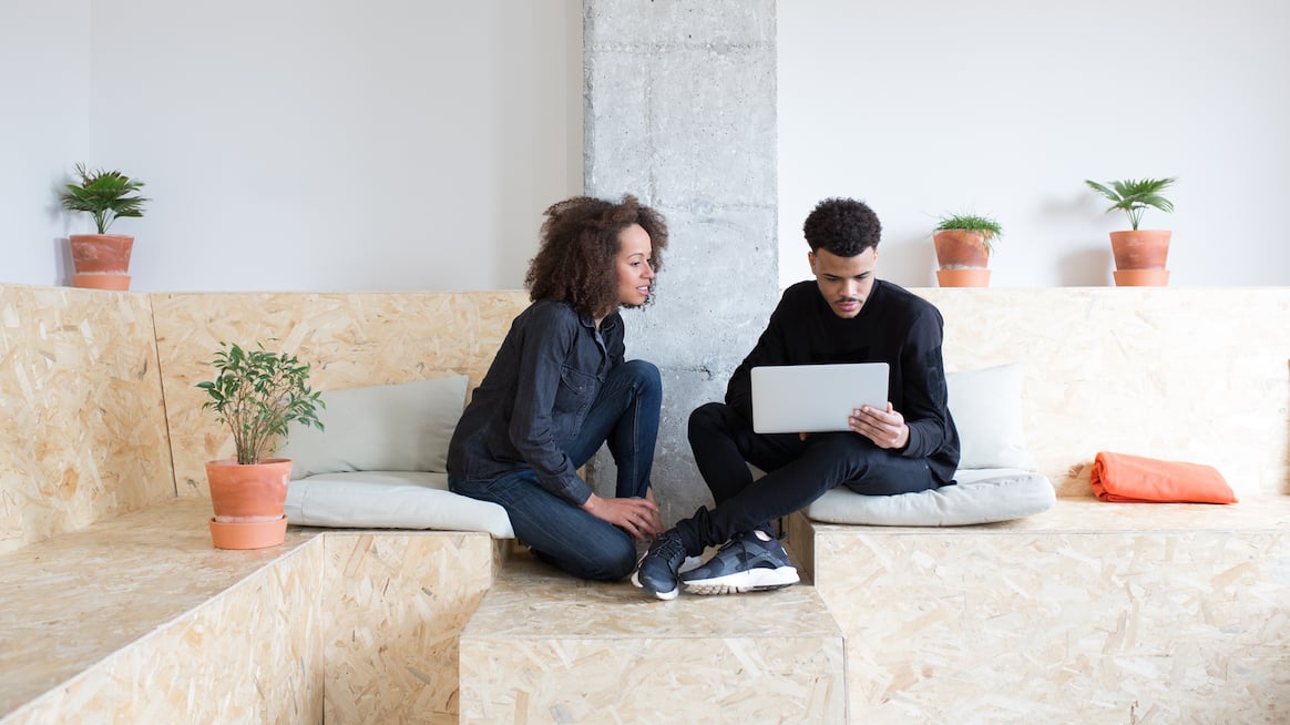 business-coaching-two-people-look-at-laptop-screen-business-coaching